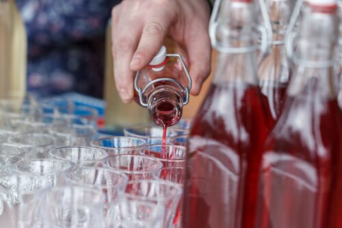Czym wyróżnia się specjalistyczny producent zagęszczonych soków owocowych od standardowego dostawcy soków?